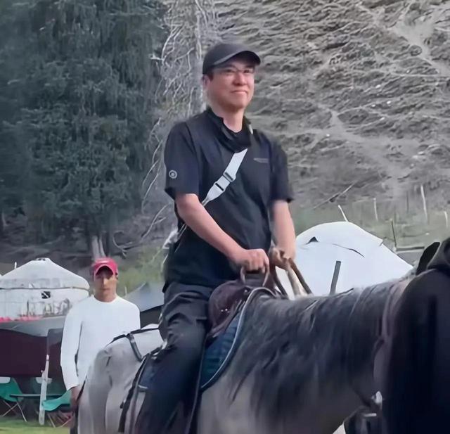 汤唯一家三口新疆同框,素颜照曝光不及路人,55岁金泰勇老了不少