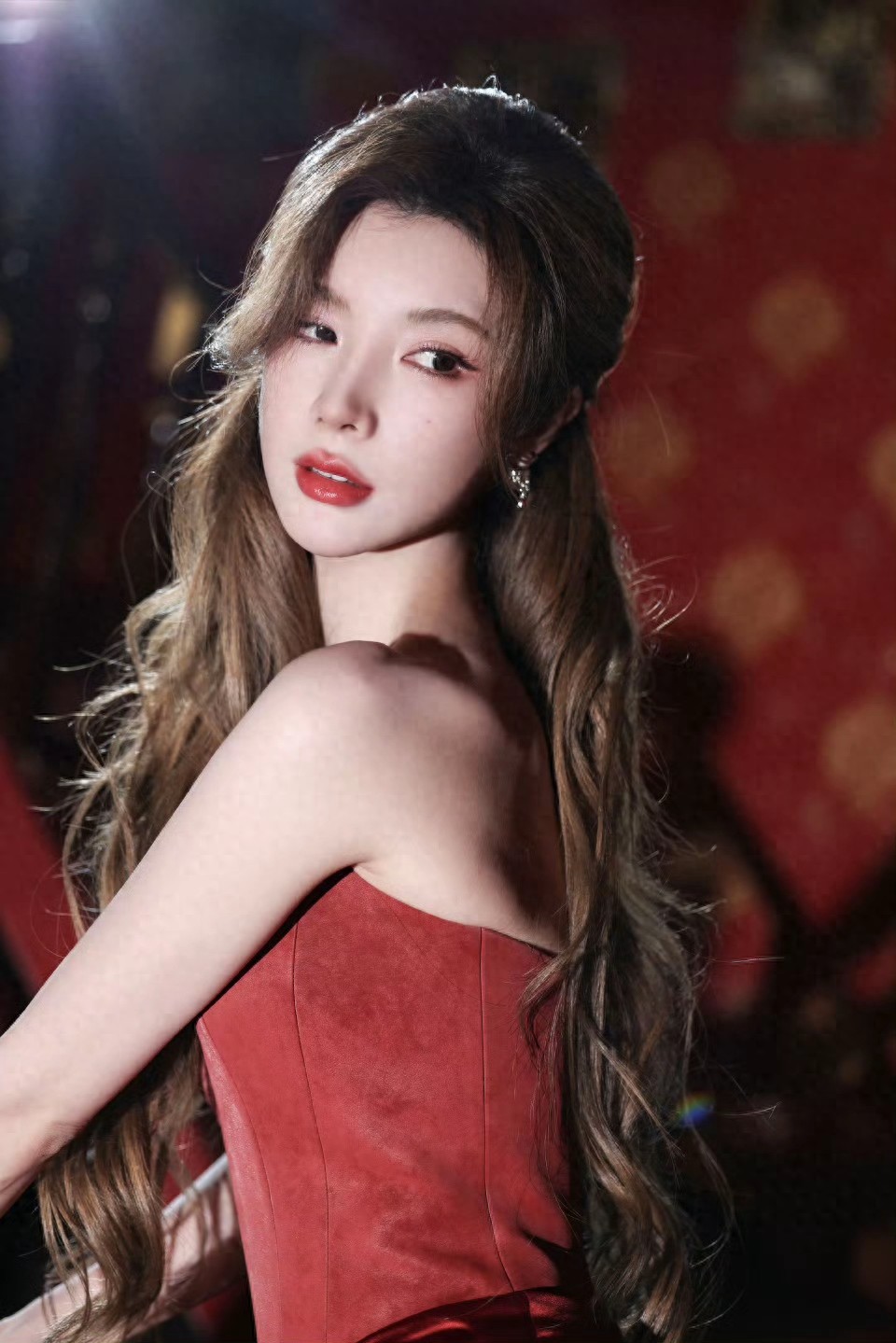 红裙似焰，星光如炬——戴燕妮的美丽与作品图鉴