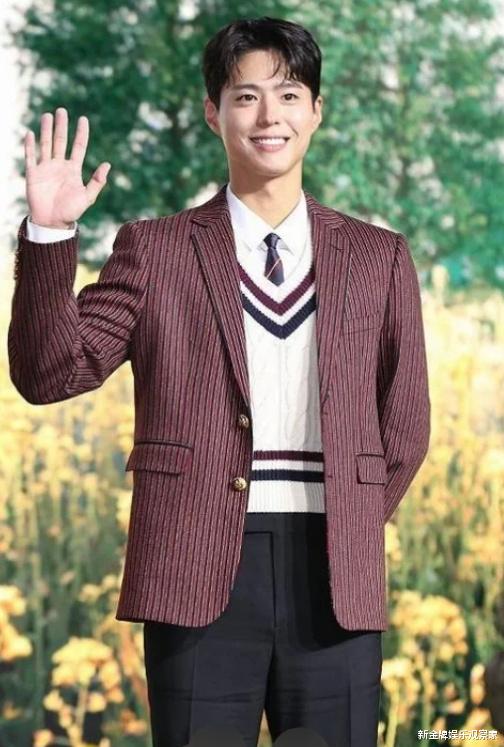 刘诗诗亮相巴黎时装周：跟朴宝剑姐狗感十足，和李庚希似豪门姐妹