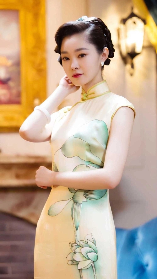 被称旗袍女王，腰细貌美，如今36岁变脸认不出，网友直呼整容了？