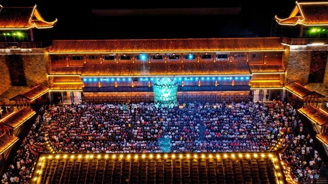 陈佩斯32年废墟上炸响鞭炮：蝼蚁捧出星火！《戏台》成票房黑马