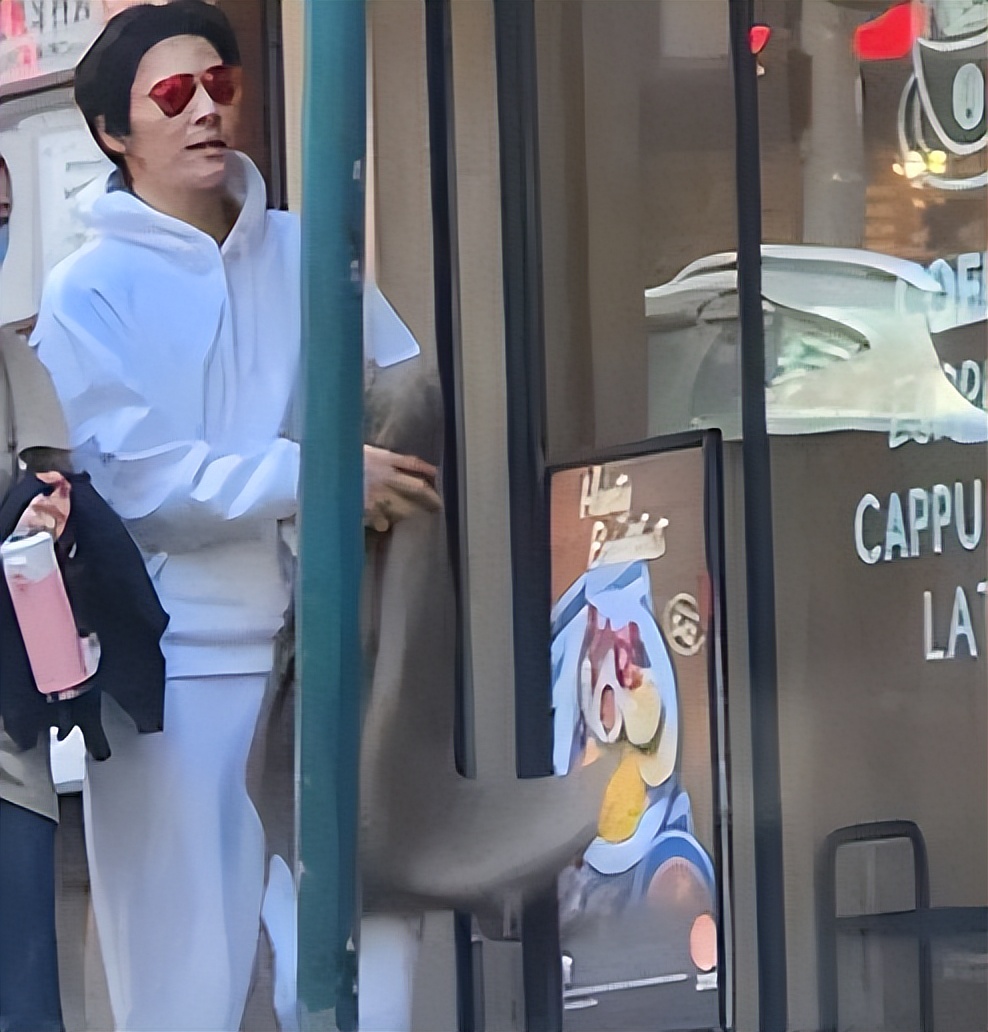 向华强77岁寿宴好简朴！喝六瓶洋酒没鲍鱼龙虾，向佑未露面引争议