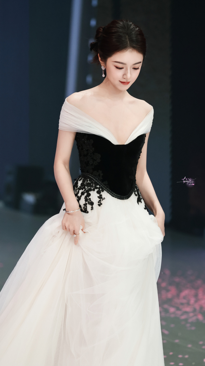 赵今麦一字肩黑白纱裙太美了