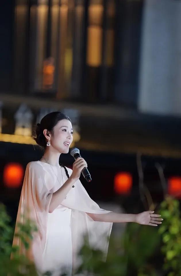 李云霄七夕晚会造型大赏，多套华服展别样风采