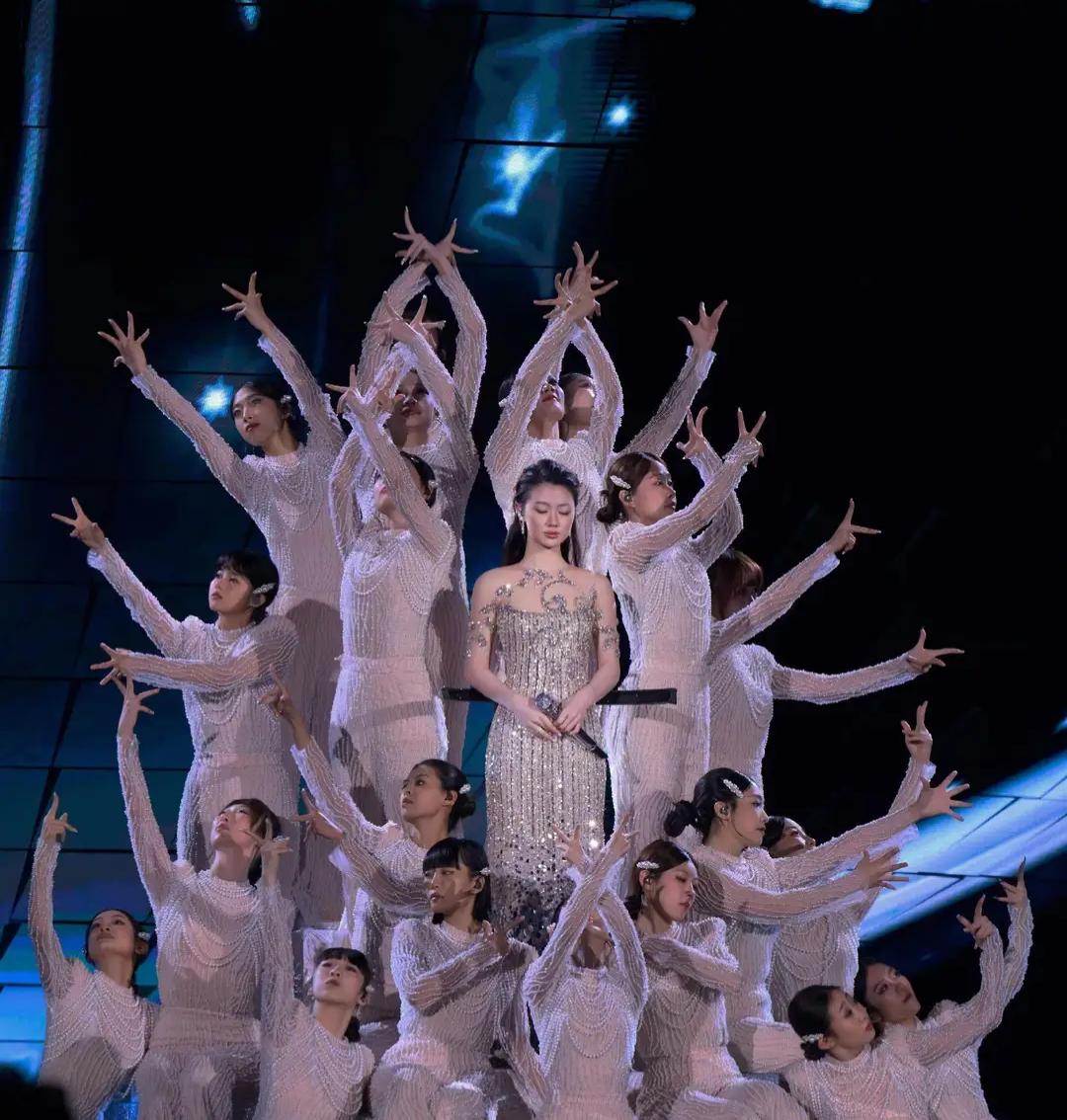 单依纯亮相鸿蒙星光盛典 修身银裙搭温柔发型 气质与美貌双在线