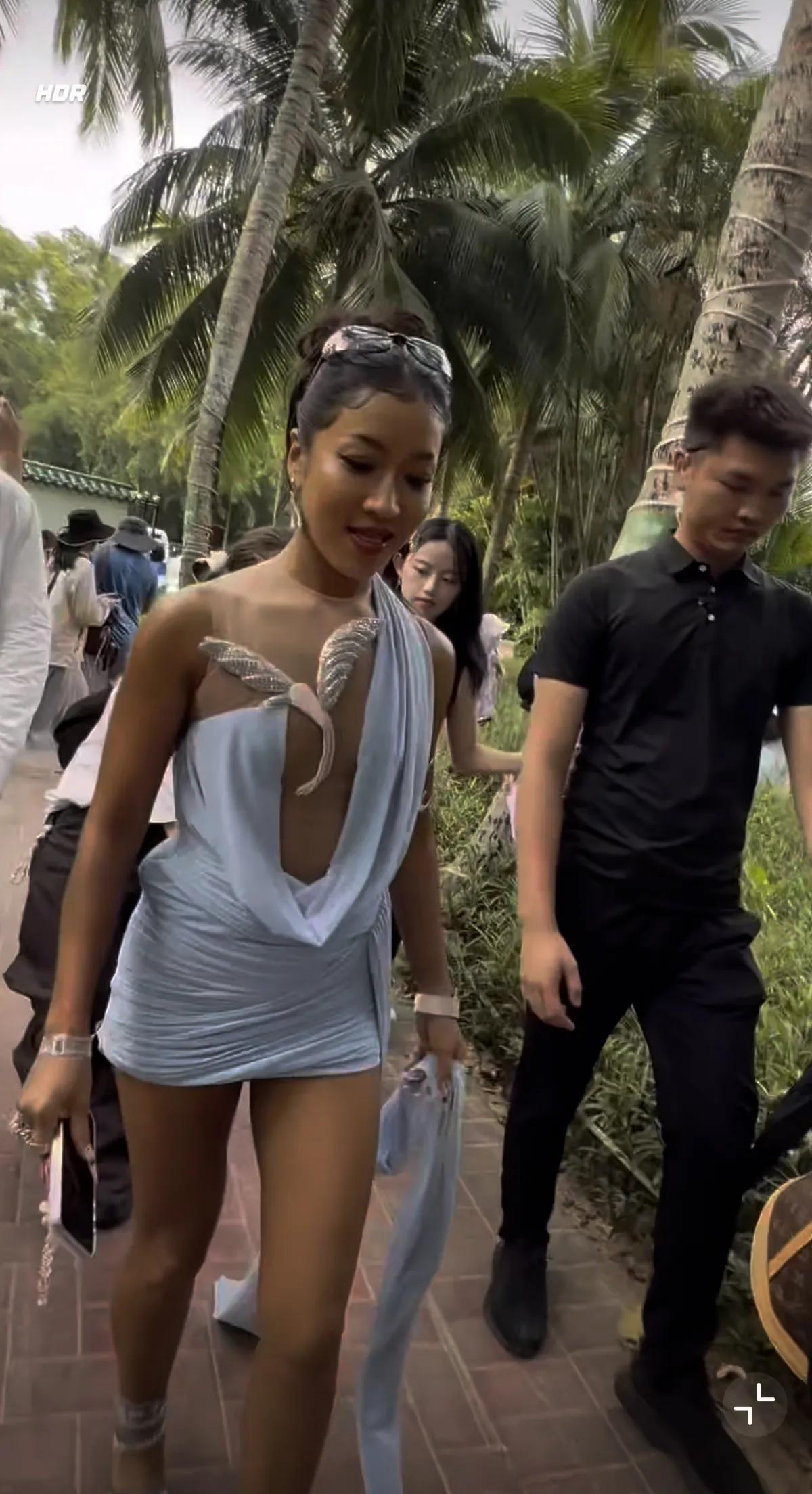 吉克隽逸万宁被偶遇，穿搭很夏天很时髦，被粉丝夸辣妹笑得超开心