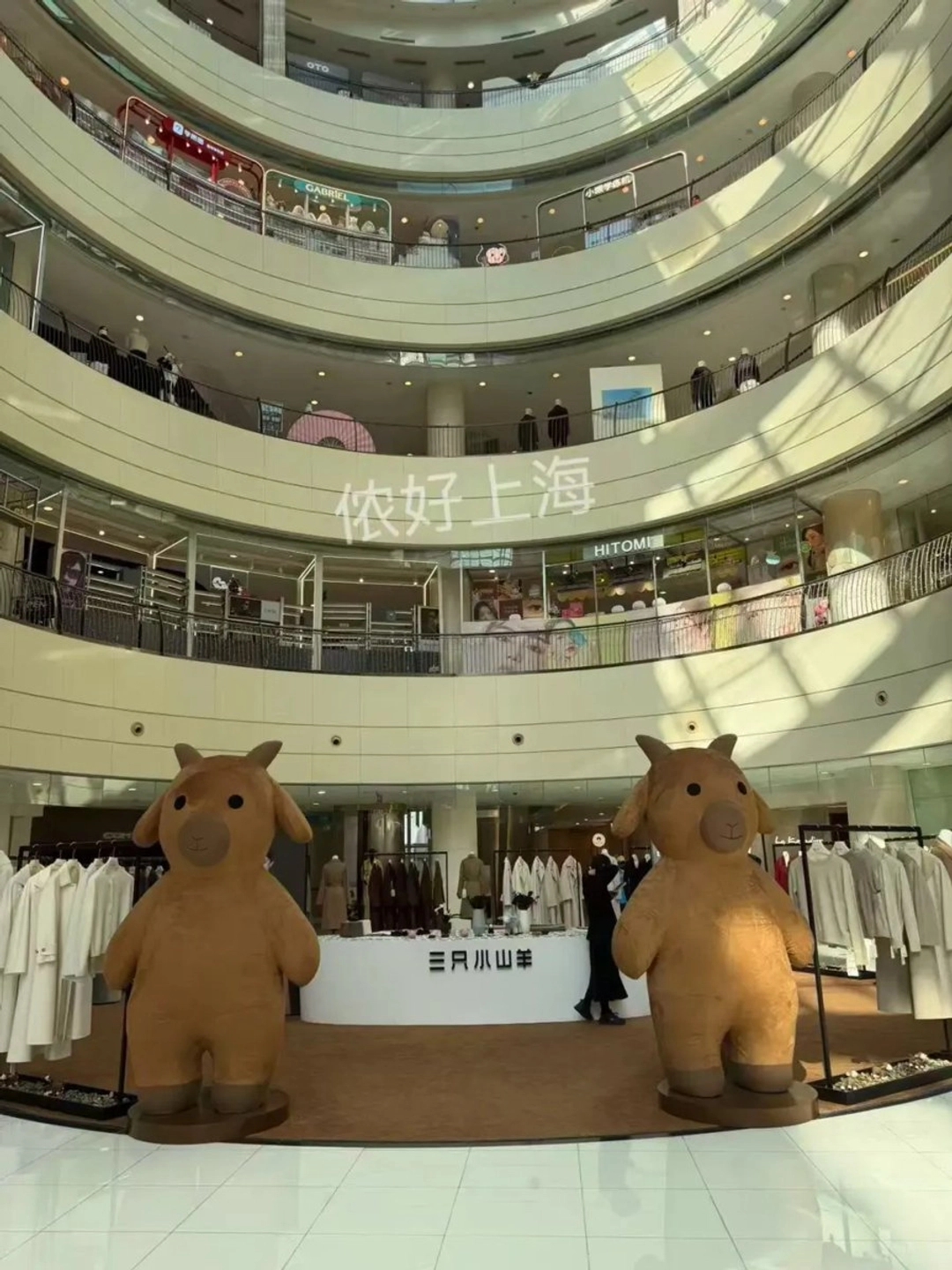 上海商场挂大衣搞成恐怖片现场,杨幂海报也遭殃,最新回应来了