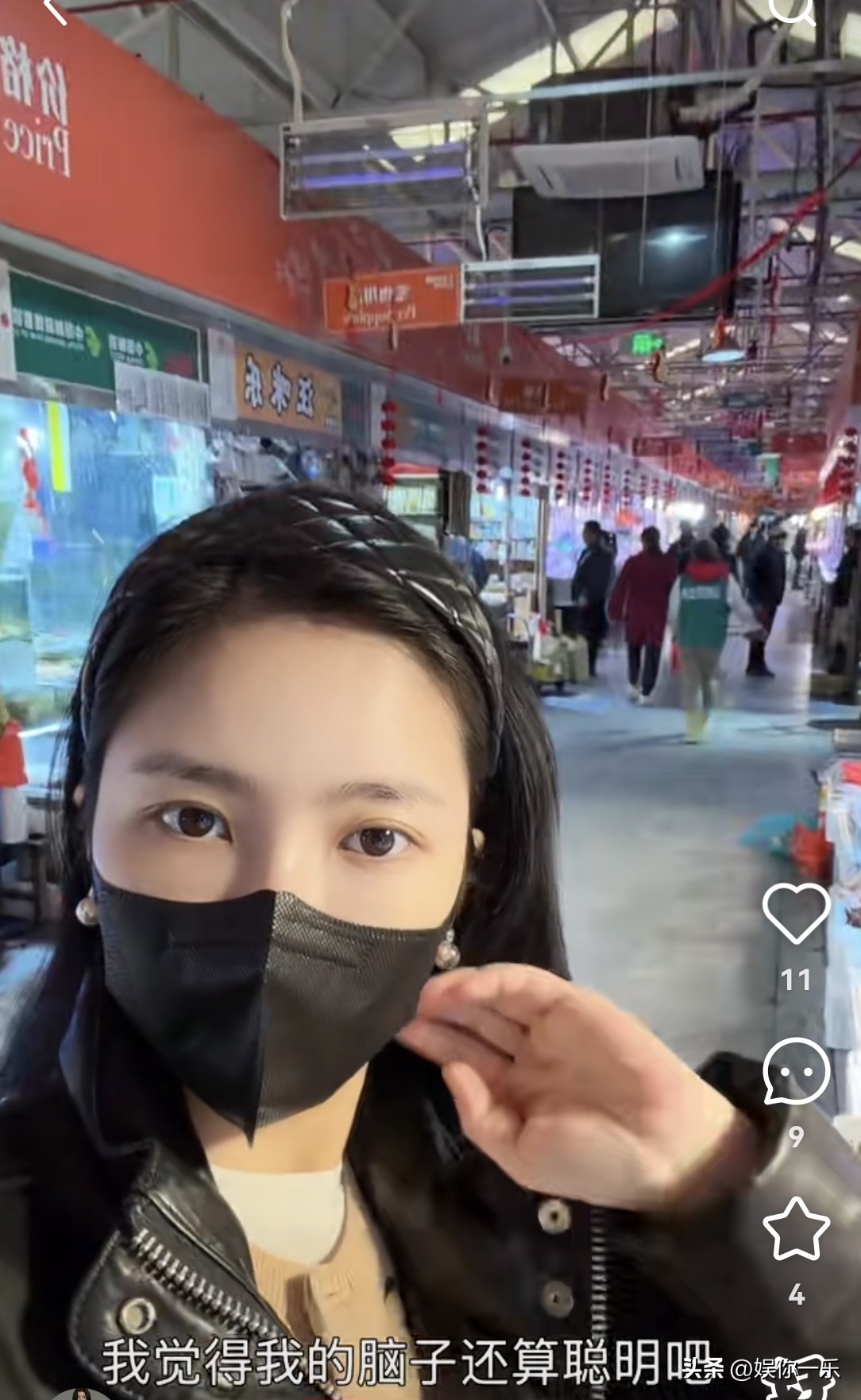 杜淳陪老婆逛菜场很会砍价，王灿当街吃水果不嫌脏！女儿很黏爸爸