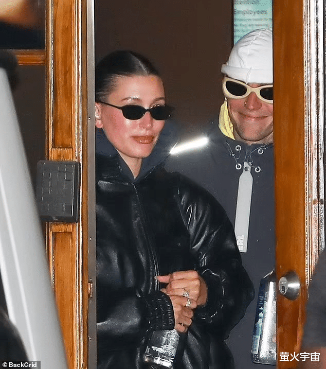 贾斯汀·比伯亲吻女歌手脸颊,惹争议,“比和海莉在一起更开心”