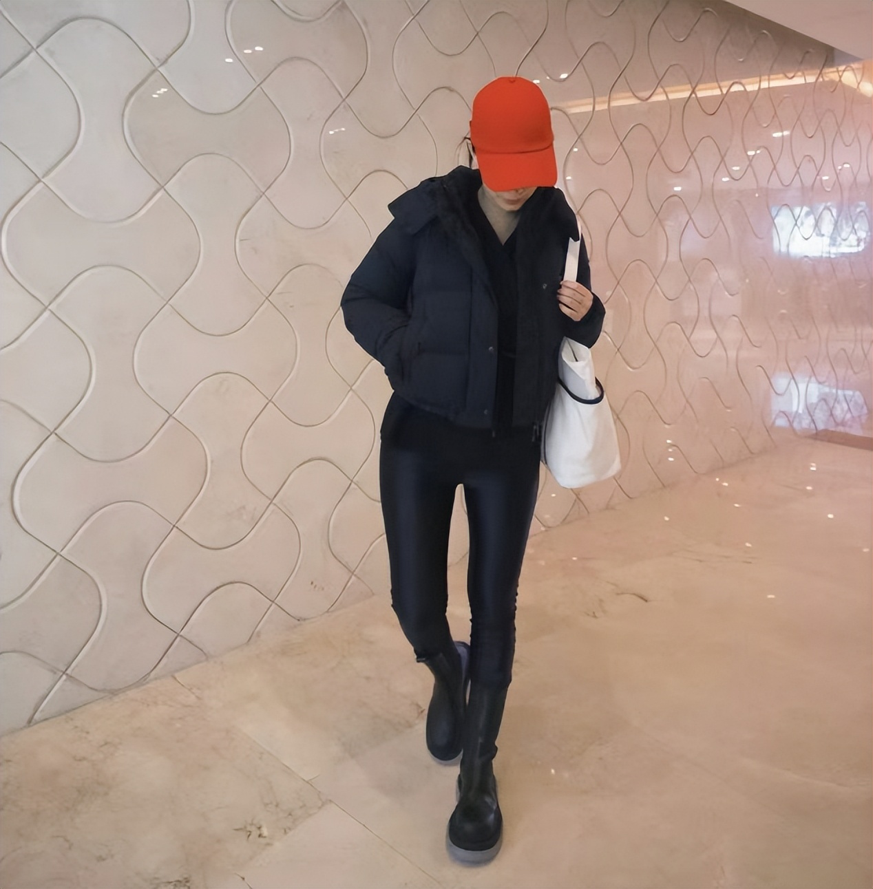 卢靖姗晒近照，产后一个月恢复如初，身材纤瘦超级辣