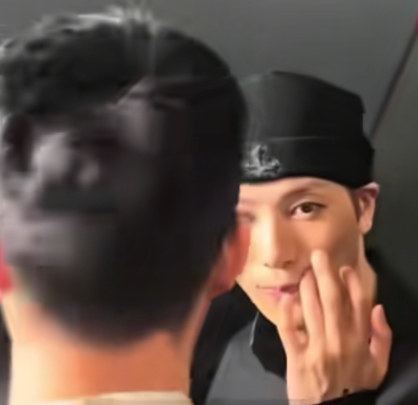 王嘉尔泰国活动被女子捏脸，女子自曝是王嘉尔女友，已恋爱3年