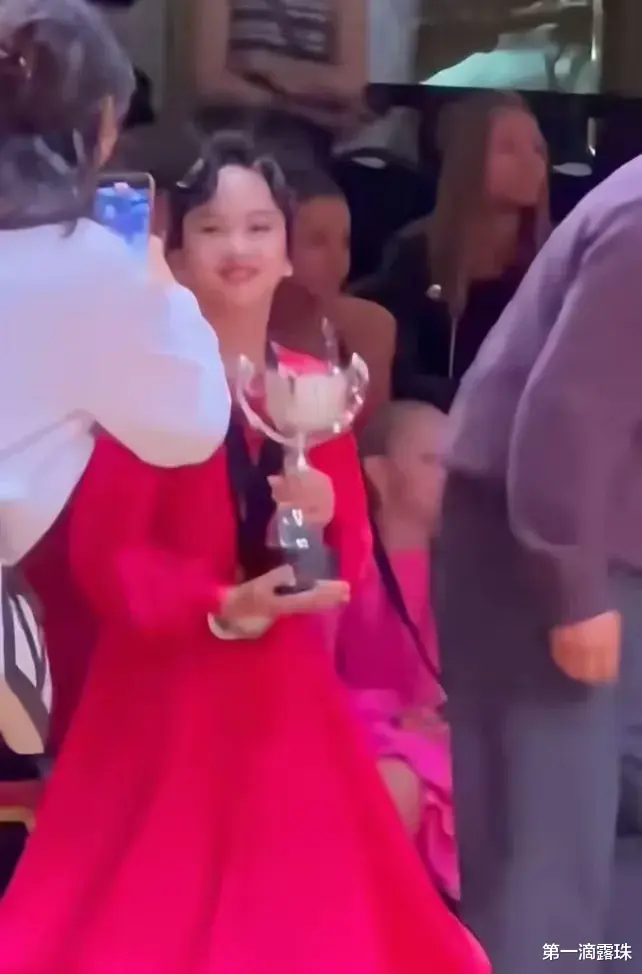 孙俪女儿国际舞蹈比赛夺冠，被男老师亲脸引发争议！原来男老师身份特殊