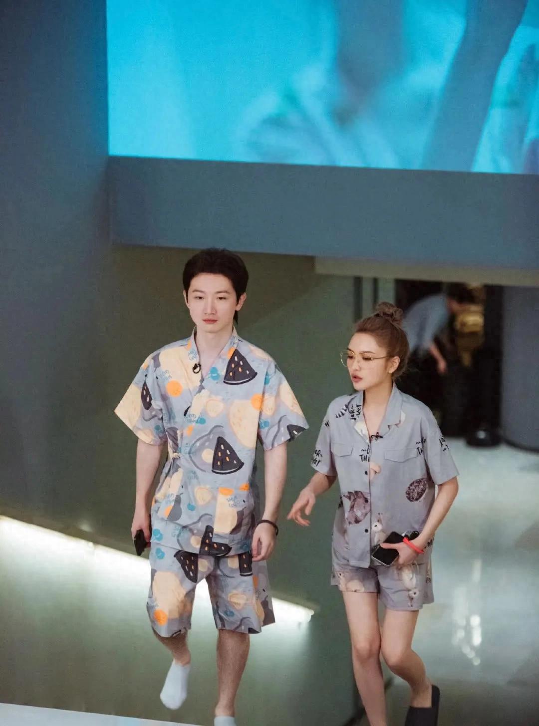 周扬青前男友爆改女生？留长发穿女装嘟嘴卖萌，罗昊让人雌雄莫辨