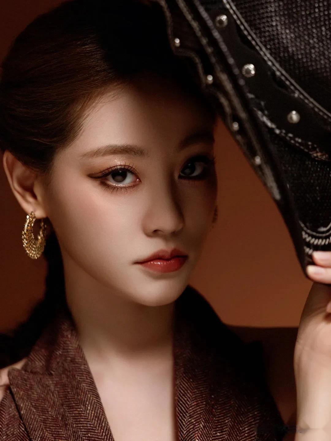 明星写真大片｜祝绪丹，复古棕系，冷感气质拉满！