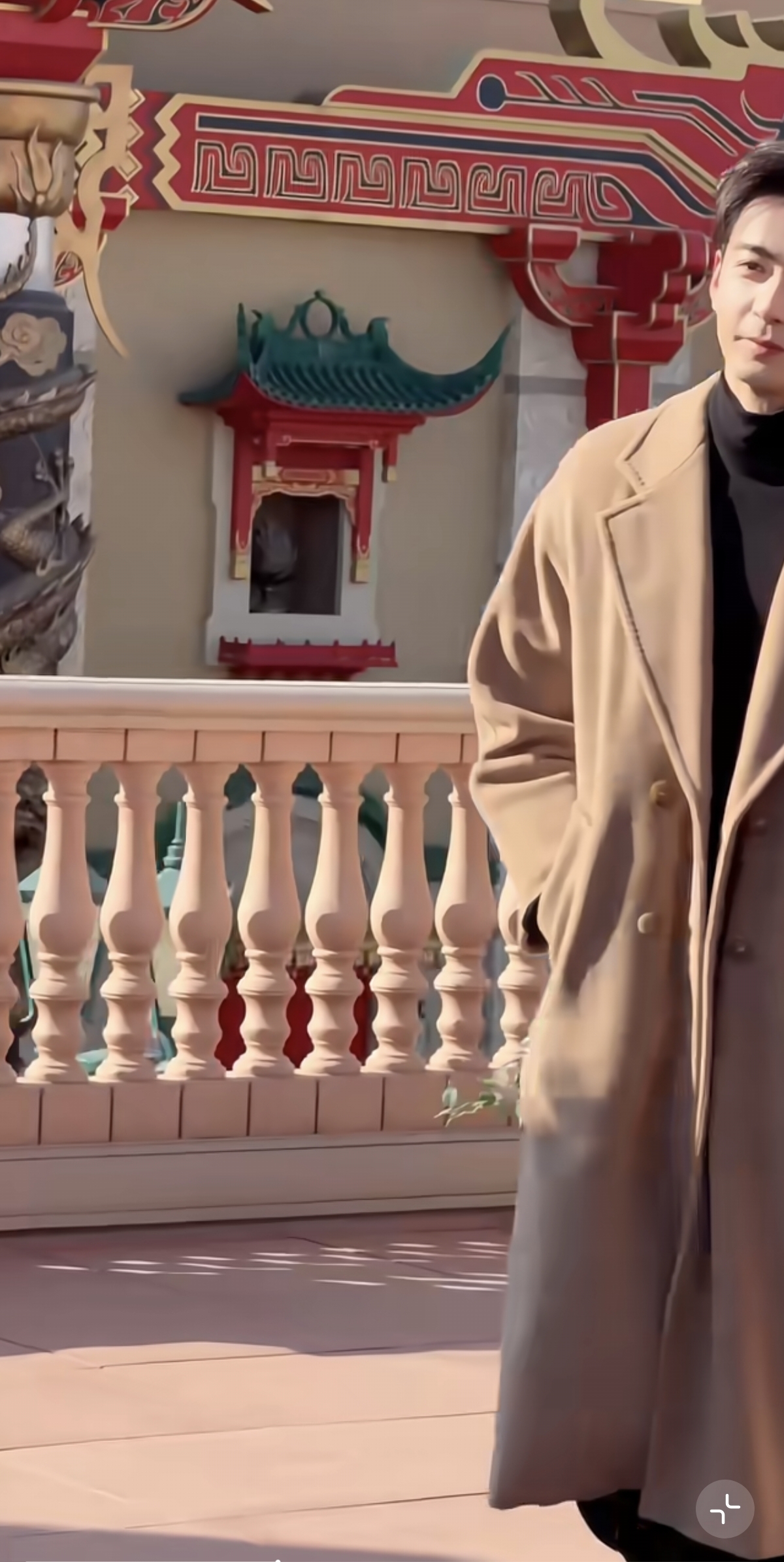 陈星旭现身北京环球影城，本人穿大衣好瘦好高好帅呀，好有气质！