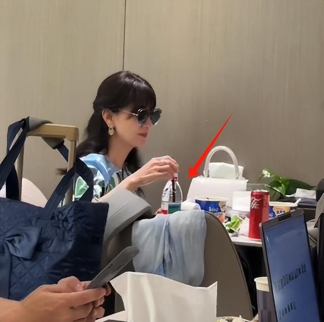 赵雅芝机场吃泡面被偶遇，喝矿泉水还得用吸管，饭后狂补妆真优雅