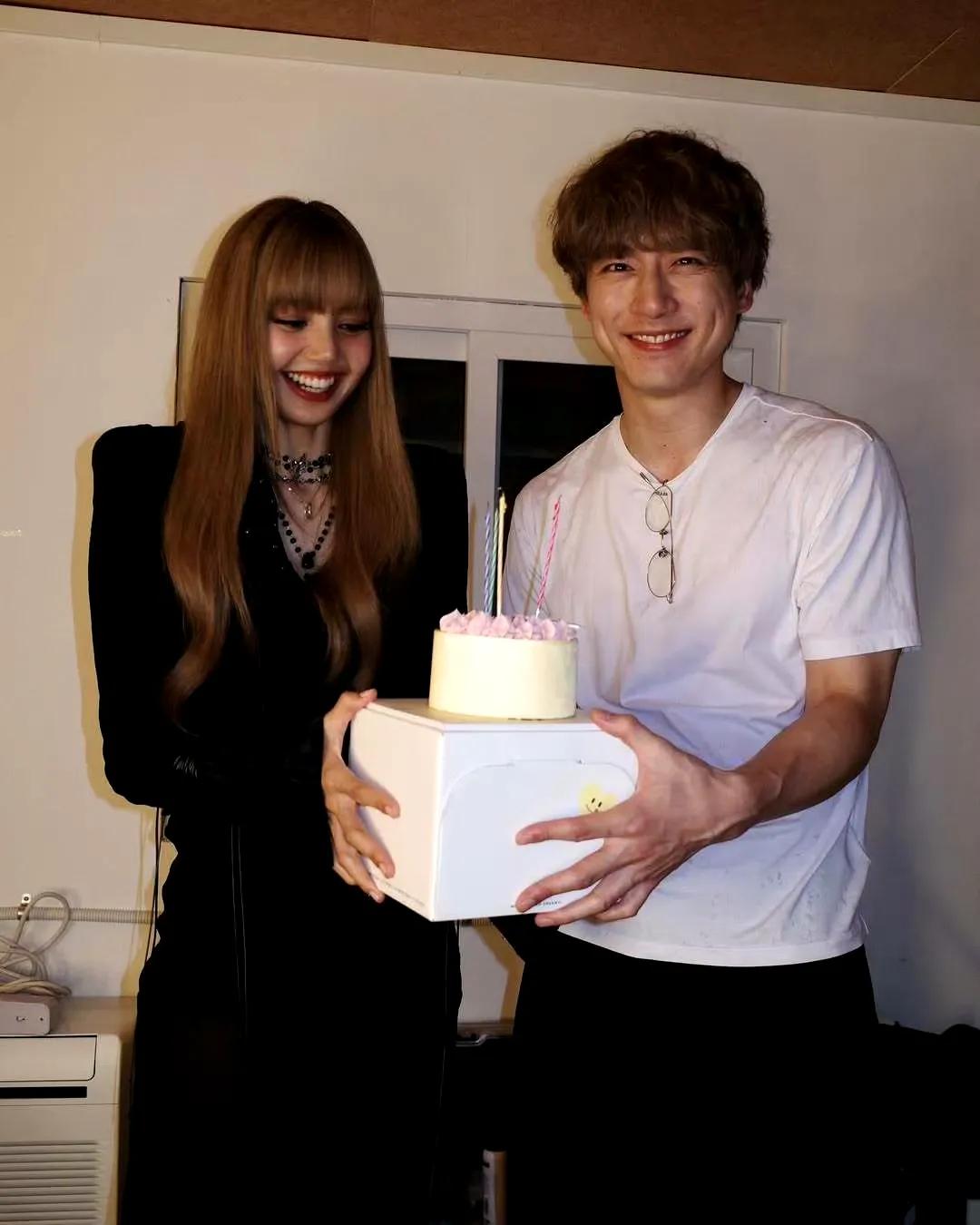 Lisa韩国吃饭被偶遇，本人打扮非常有个性，素颜露面依然很好看的