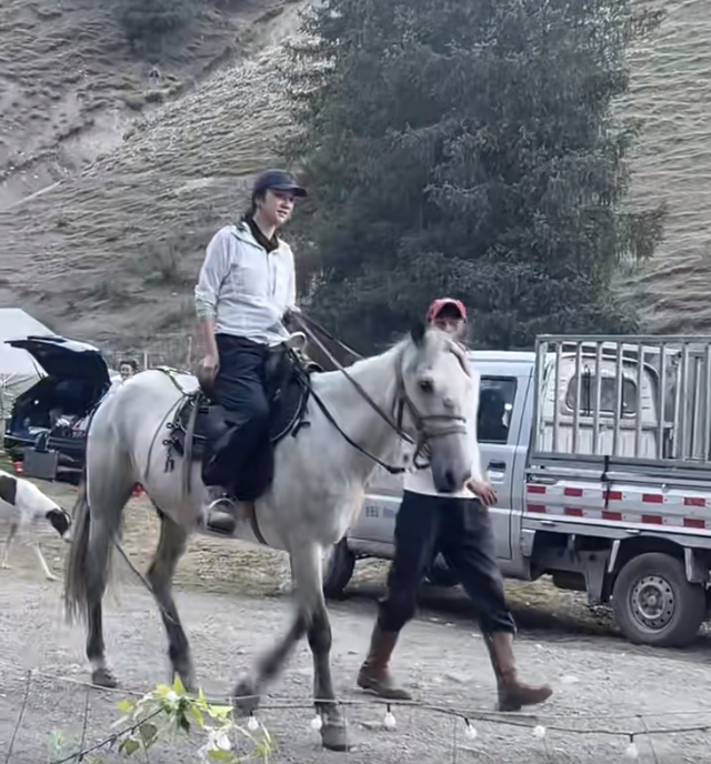 汤唯一家新疆度假，脸上斑点皱纹多但很真实，55岁金泰勇老了不少