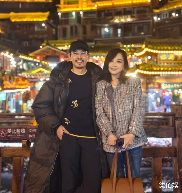 陈松伶张铎走机场，一眼就能看出年龄差，但俩人站一起就是很和谐