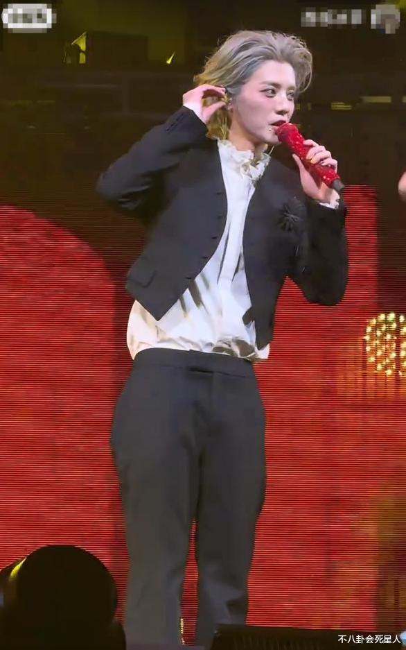 鹿晗豪宅曝光，超大平米装修奢华玩具有展示柜，短裤暴露膝盖伤情