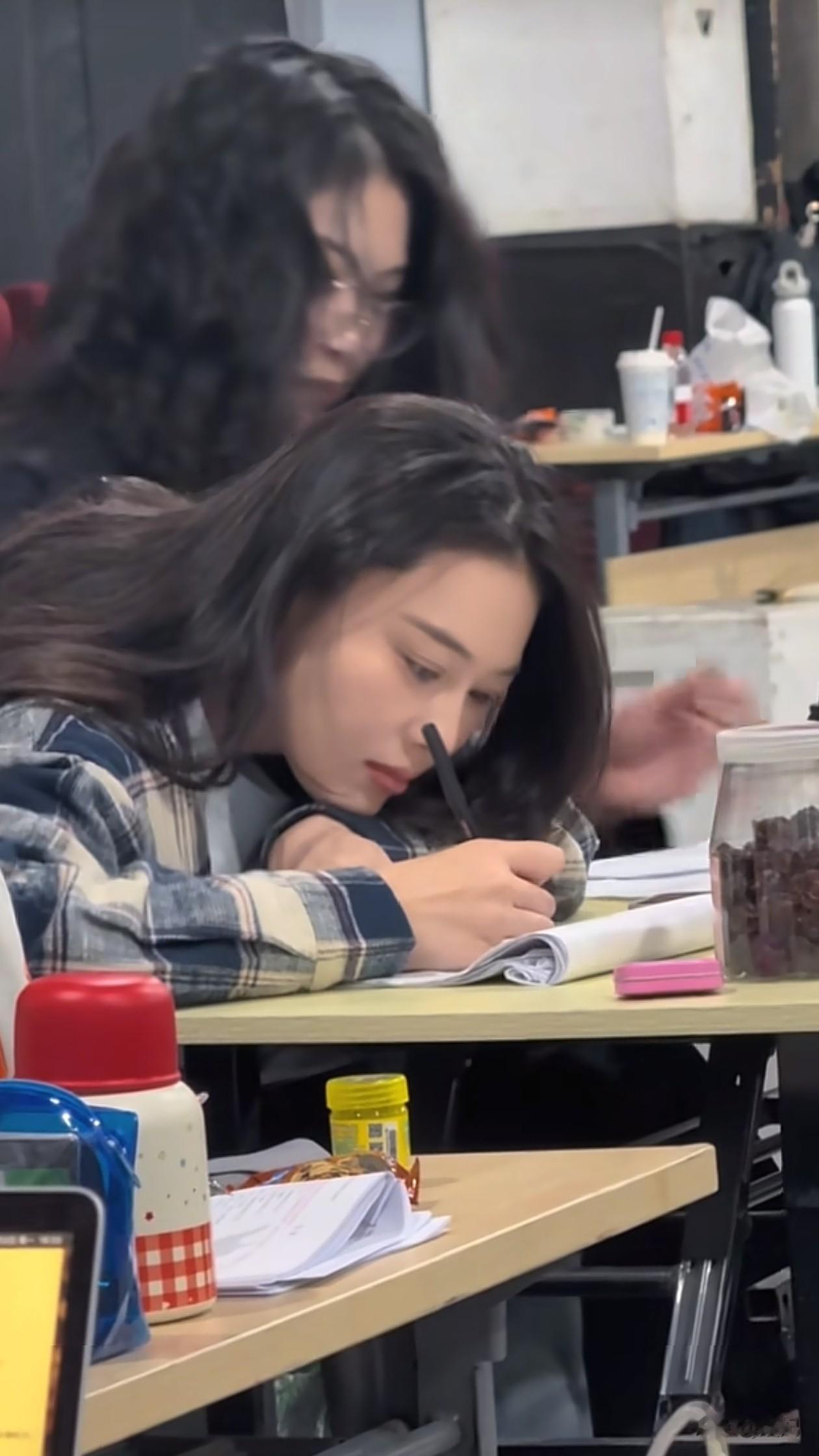 38岁张馨予分享上课日常！微卷发+格子外套，侧颜绝了 嫩得像女大