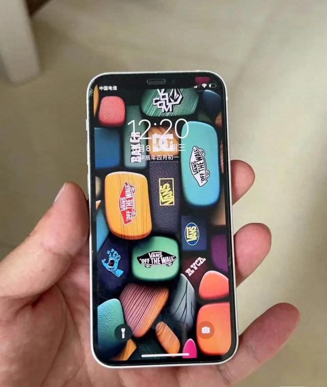 2025年1000元的“iPhone12mini”小屏旗舰的执念与现实困境。