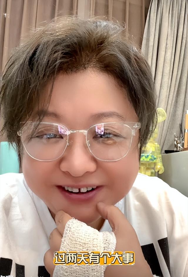 韩红又瘦了！为开全球演唱会减肥不吃肉，豁了几十年的牙缝也补了