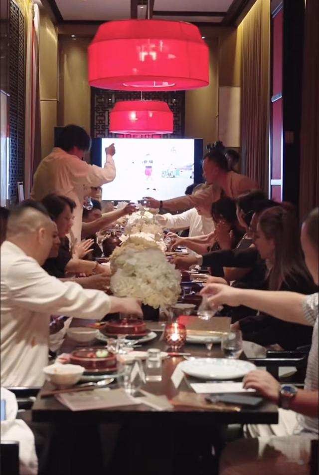 秦昊一家为他庆47岁生日，57岁伊能静穿超短裙，珠圆玉润身材绝了