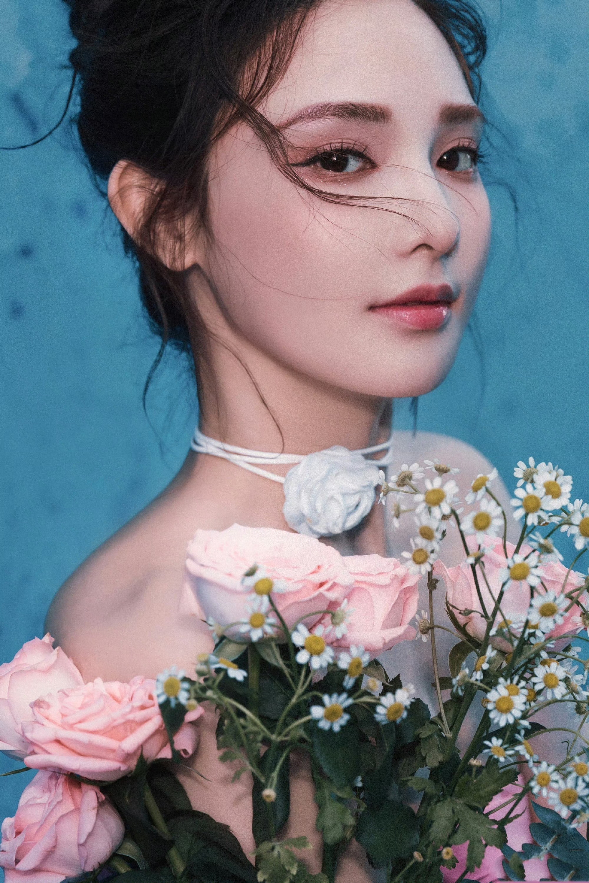 彭小苒，撞色多巴胺穿搭：粉红抹胸裙优雅迷人。