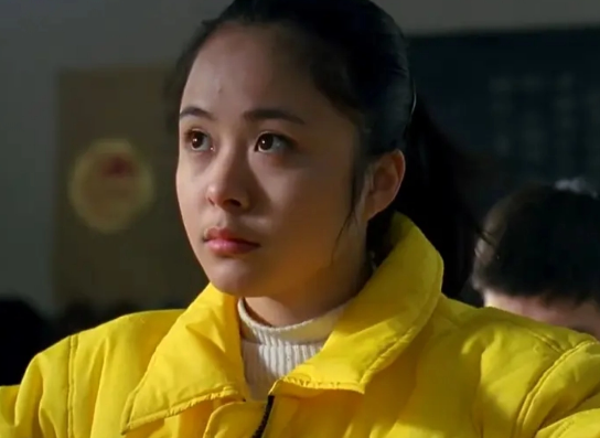 她19岁爱上“老渣男”，相爱7年被抛弃，今43岁脸肿僵硬似蔡明！