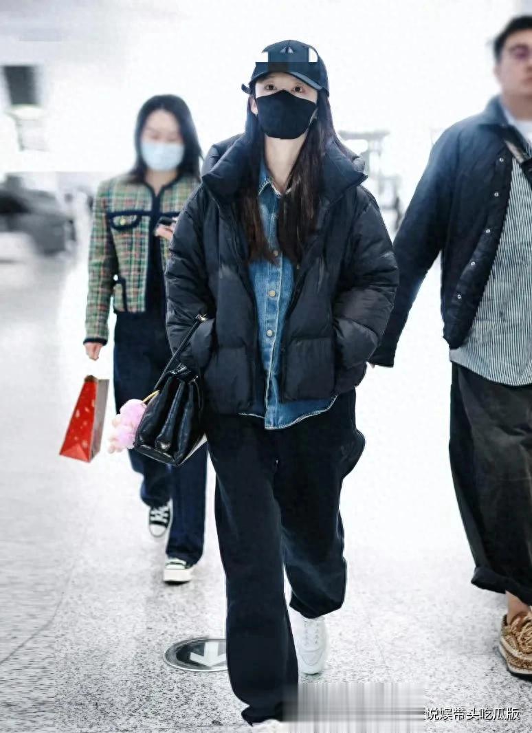 看了李沁的机场穿搭,我发现“黑色羽绒服+牛仔衬衫”经典耐看!