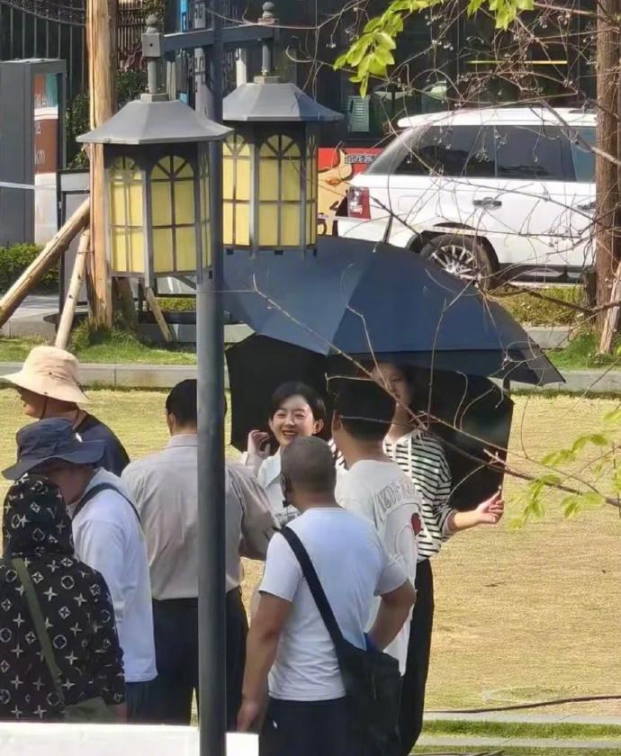 赵丽颖黄晓明聚餐上热搜,隔空互动有默契,多年友谊惹人羡