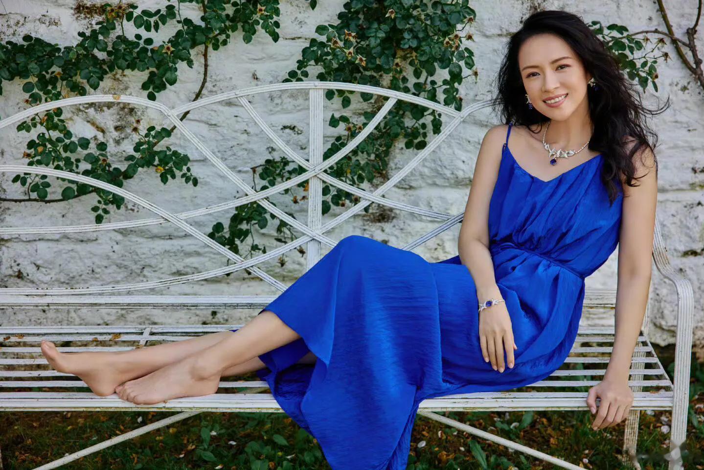 章子怡赤脚逛花园,她用丝巾扎麻花辫很清纯,她的面相变温柔了!