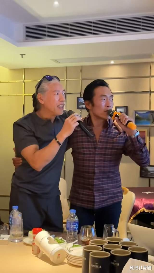 61岁香港知名男星近况曝光！手戴婚戒疑再婚，曾经历前妻婚内出轨