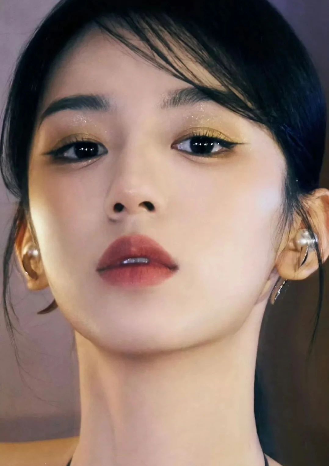 周也，野性之美：笑的时候又乖又甜精致玲珑，不笑的时候又攻又颓