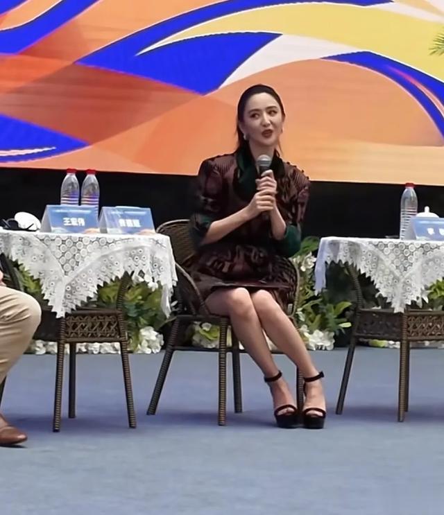 41岁佟丽娅现身第七届中国新疆国际舞蹈节，穿连衣裙尽显大长腿