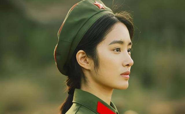 ?近日，32岁的杨采钰毫无保留地公开了自己的孕肚照