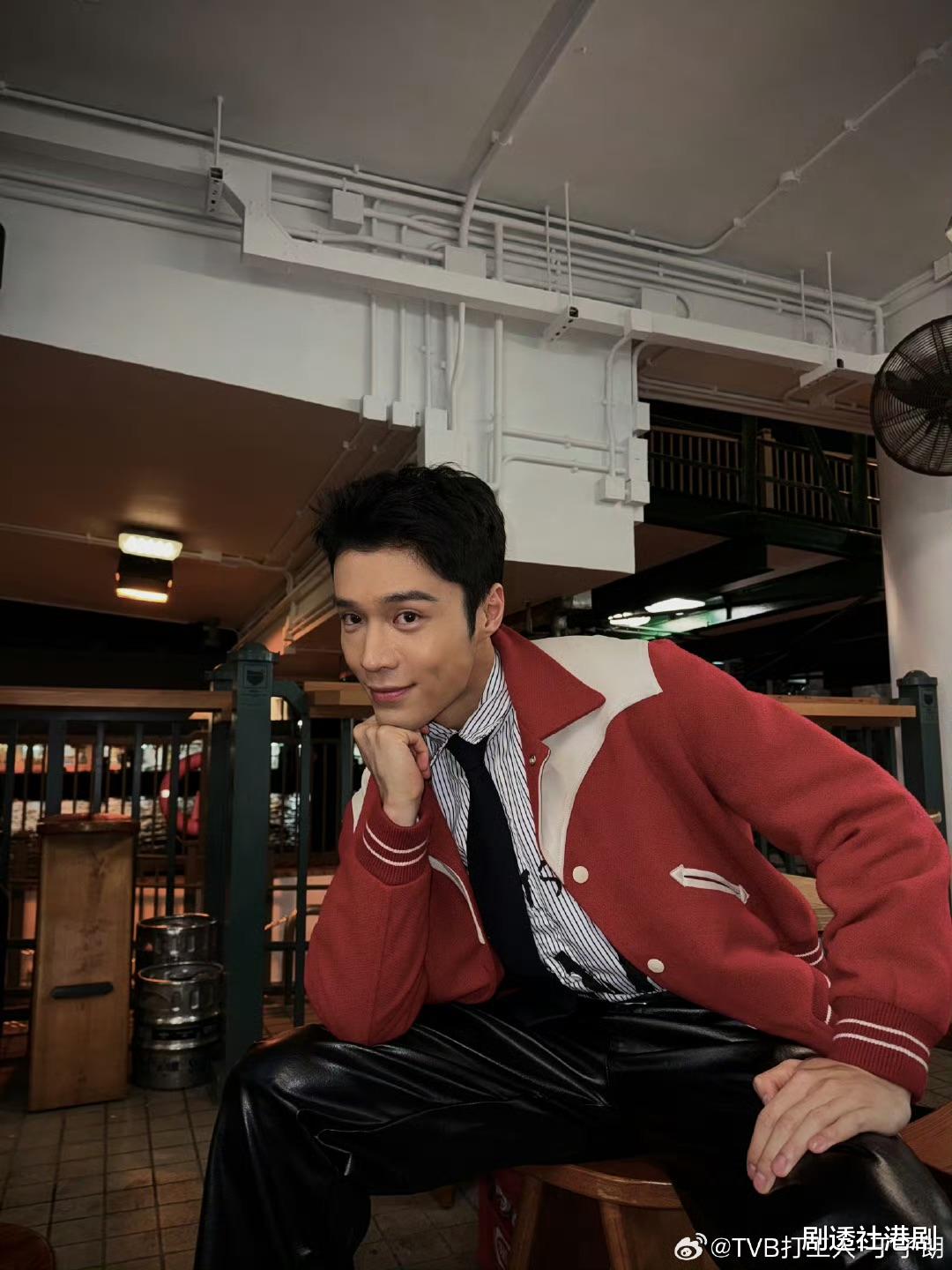 TVB力捧小生现身北京大街无人认出,与鼓楼合照遭路人无情吐槽