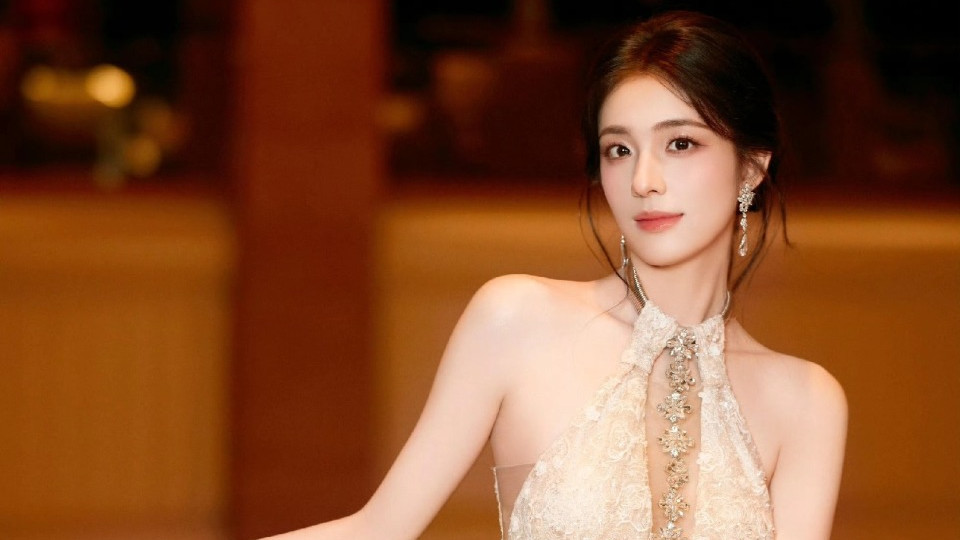 楼梯转角的那抹鎏金，钟丽丽的优雅侧影，温柔妩媚！