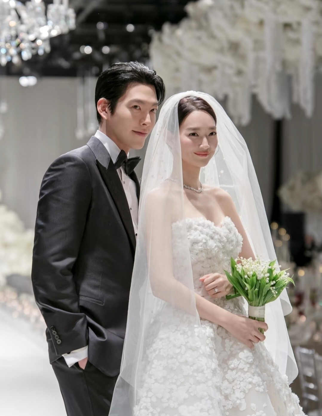 金宇彬与申敏儿西班牙度蜜月被偶遇，又高又帅，手上婚戒显眼