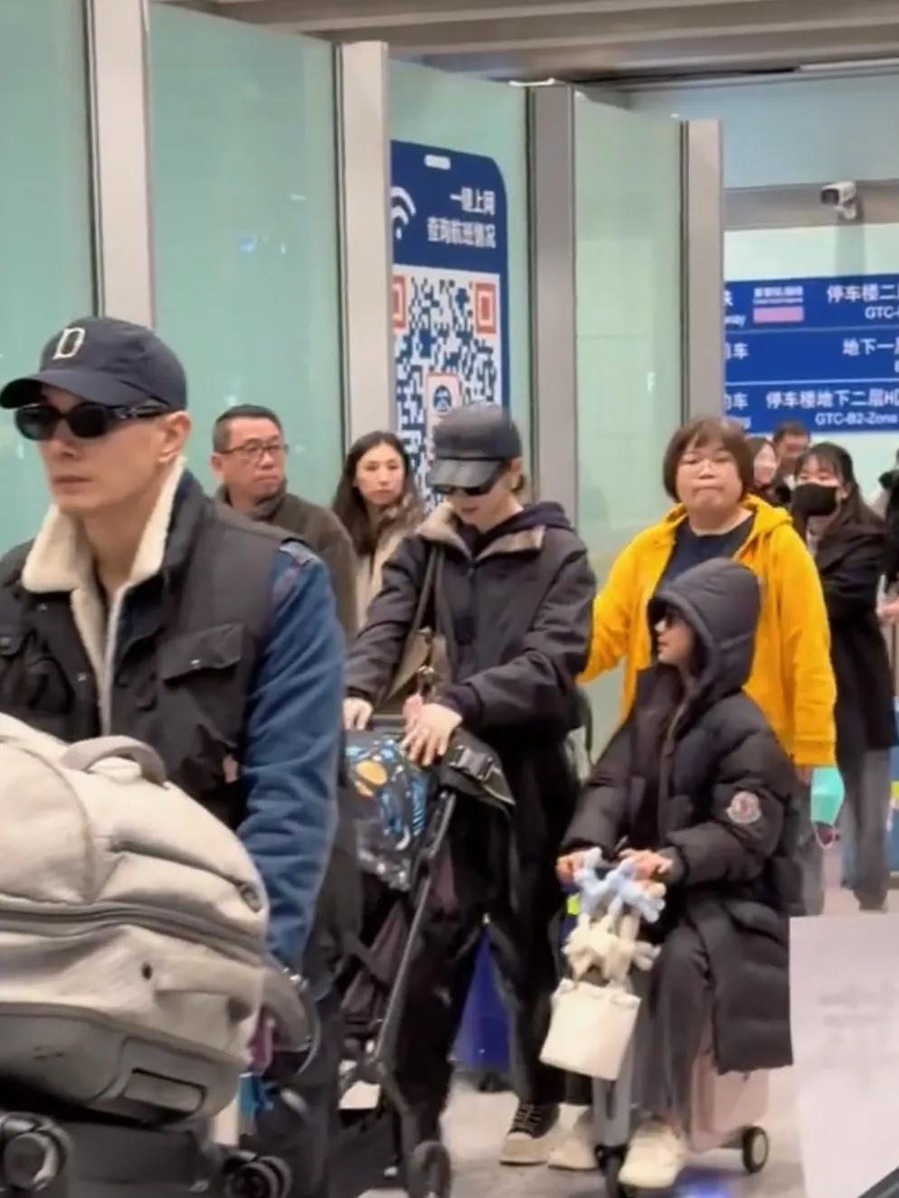 张智霖李承铉两家结伴飞北京，20岁魔童比爸爸高，被赞超级大帅哥