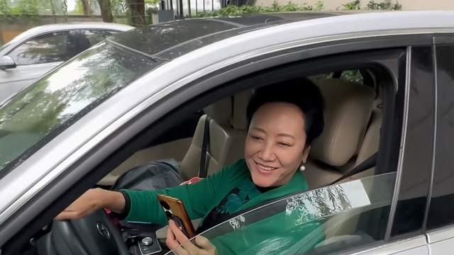 太节俭！70岁王丽云开尼桑外出，20多年不换车，女儿车晓开奥迪S8