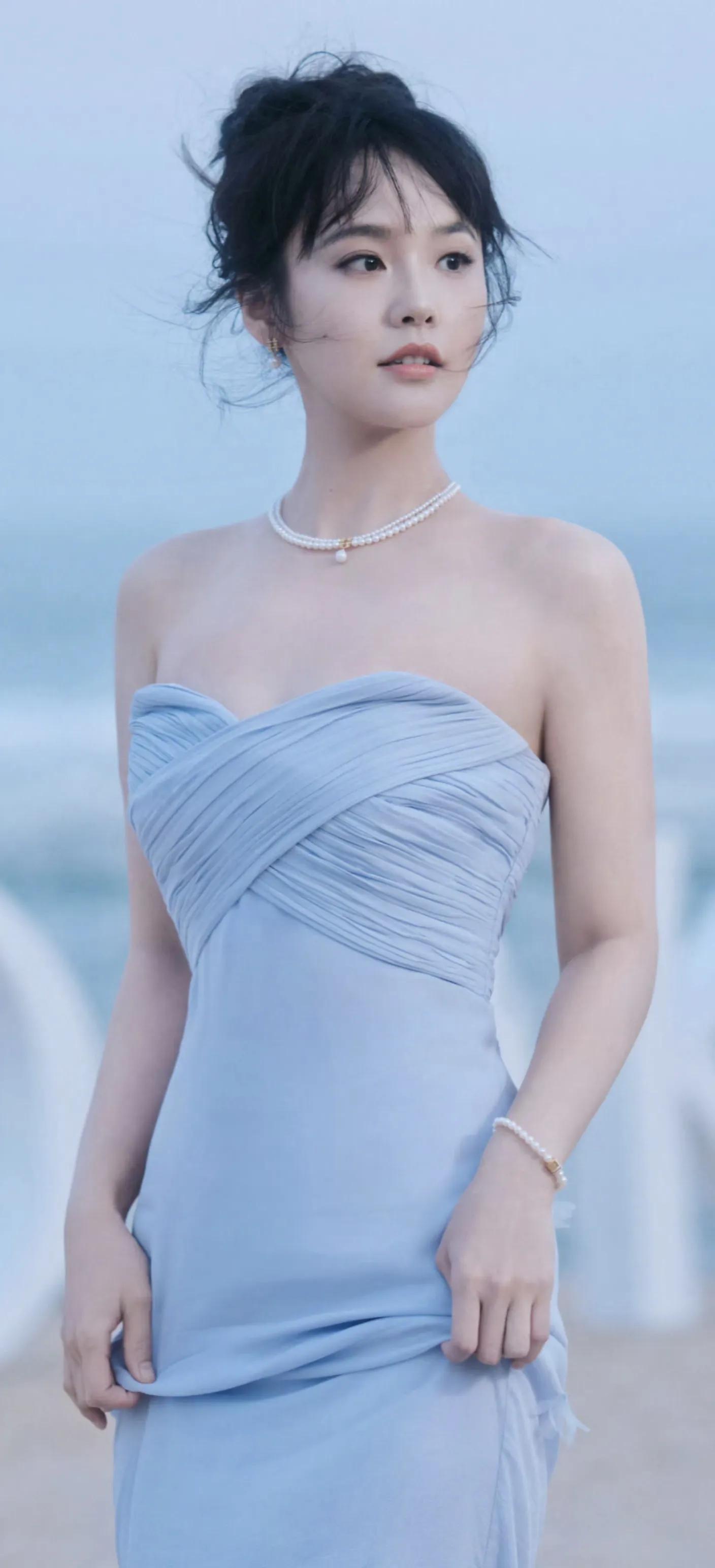 张佳宁海边蓝裙壁纸