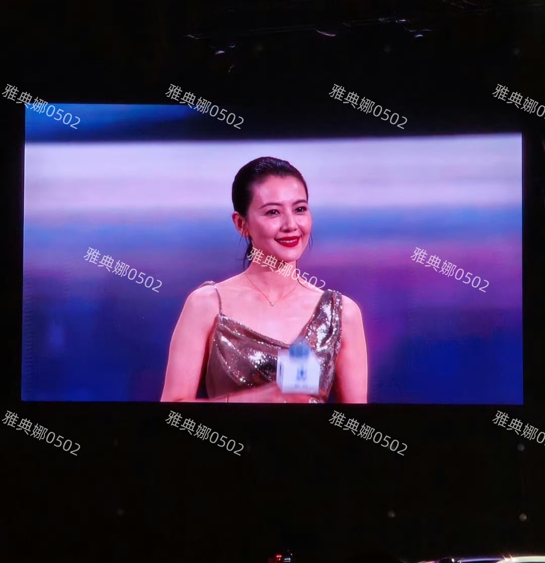 高圆圆的脸怎么也肿了?45岁的女神身材超赞,但脸上岁月痕迹明显