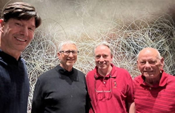 两大传奇首度同框！比尔盖茨和Linus Torvalds首次见面共进晚餐