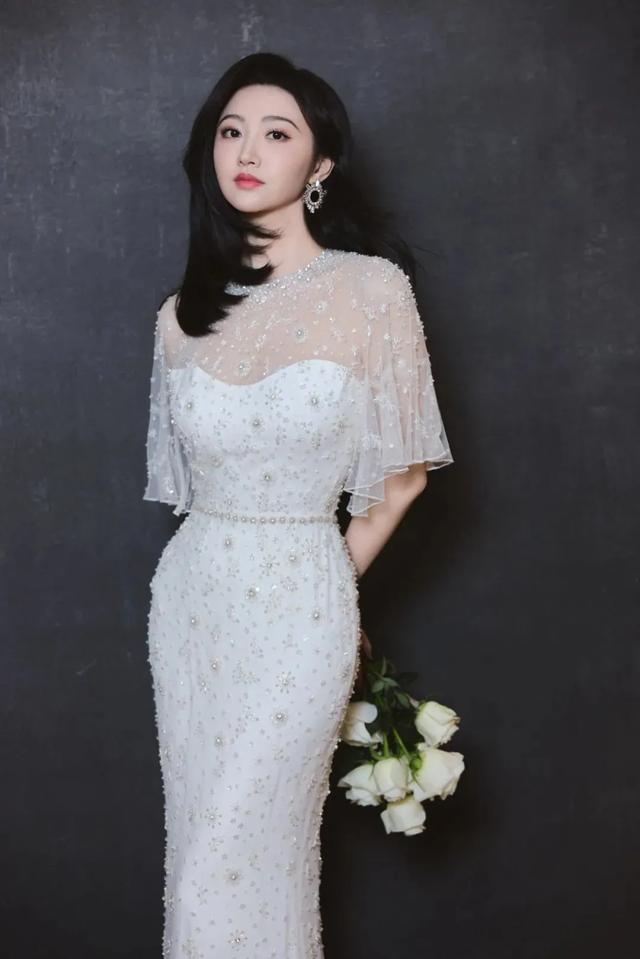 景甜的身材如此完美,身材曲线恰到好处。