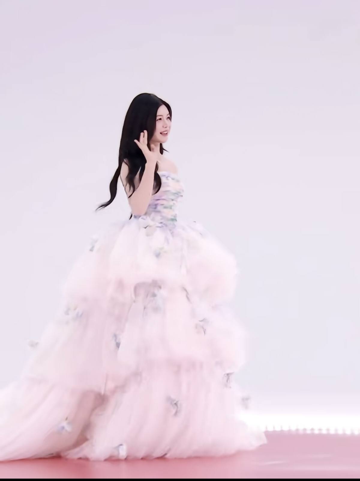 陈妍希带小狗出席红毯，一袭裸粉色蝴蝶刺绣蛋糕裙，好美好可爱呀