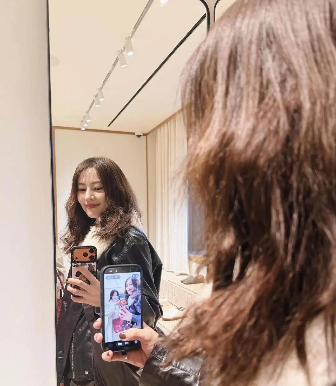 高圆圆冬日逛街随拍，大衣搭针织帽柔顺发型尽显优雅气质与美貌