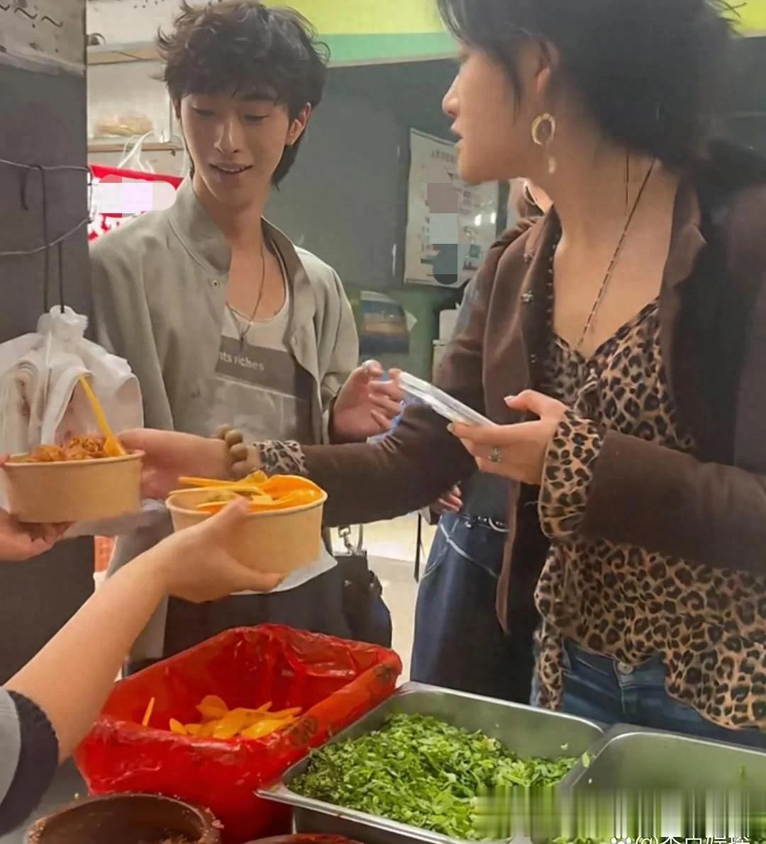 伊能静23岁儿子恩利现身四川旅游,他到路边摊买小吃,面相怪怪的