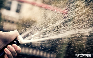 邻居每天早晨6点往我家门口泼一盆脏水，我登门拜访，推开门瞬间愣住了